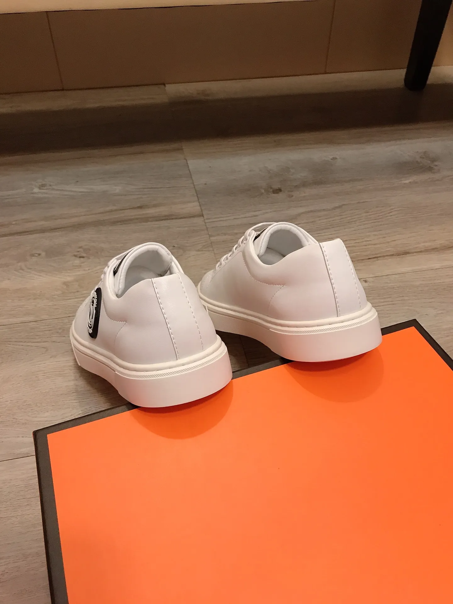 Factory price P360 👟👟💥【LV Louis Vuitton】The latest trendy casual shoes for men, made of imported cowhide with brand logo, genuine leather lining, rubber outsole that is wear-resistant and non-slip, high-level version, perfect on-foot effect, and exquisite workmanship. Code number: 38-44